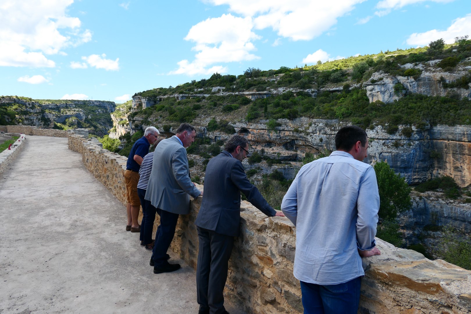 Visite de Minerve avec le président des Pnr de France, les élus et techniciens du Parc du Haut-Languedoc